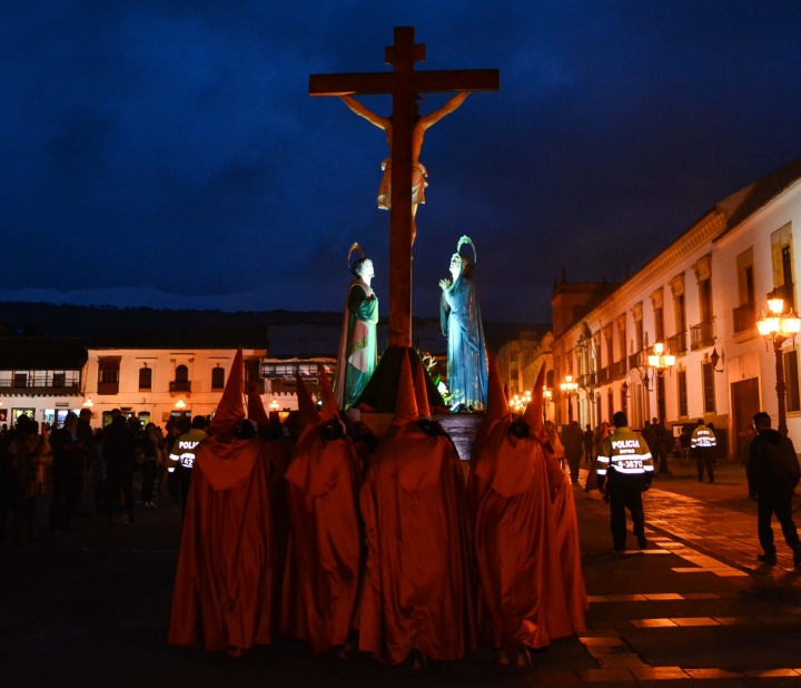 Con el paso a cuestas, los nazarenos recorren las principales calles del centro hist&oacute;rico de la ciudad