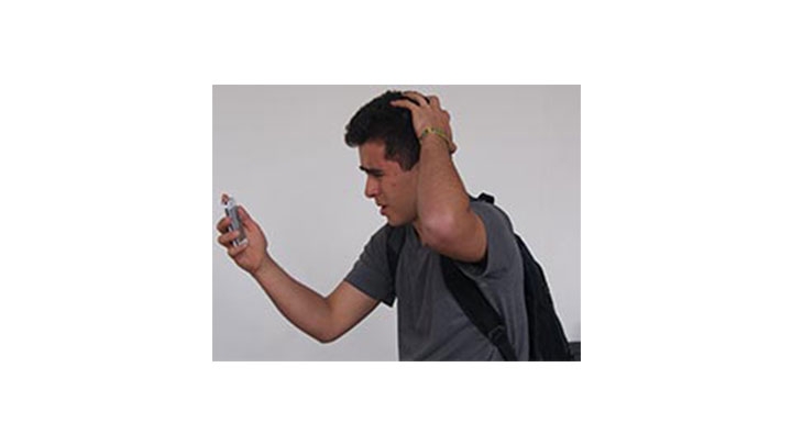 Usuario preocupado por mala se&ntilde;al de su celular.