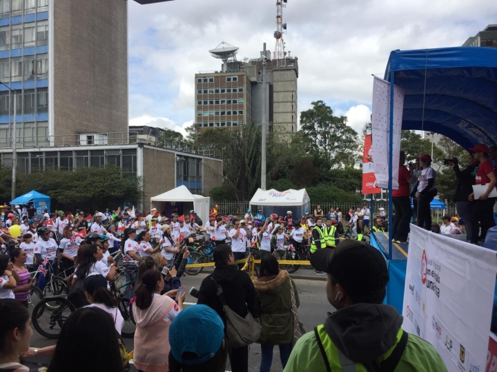 Una fiesta en la ciclov&iacute;a da inicio al quinto Festival 'Ni con el p&eacute;talo de una rosa'