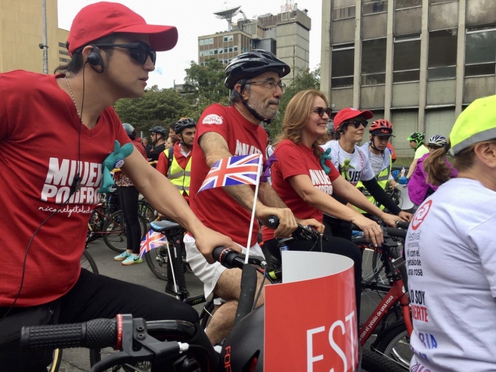 Una fiesta en la ciclov&iacute;a da inicio al quinto Festival 'Ni con el p&eacute;talo de una rosa'