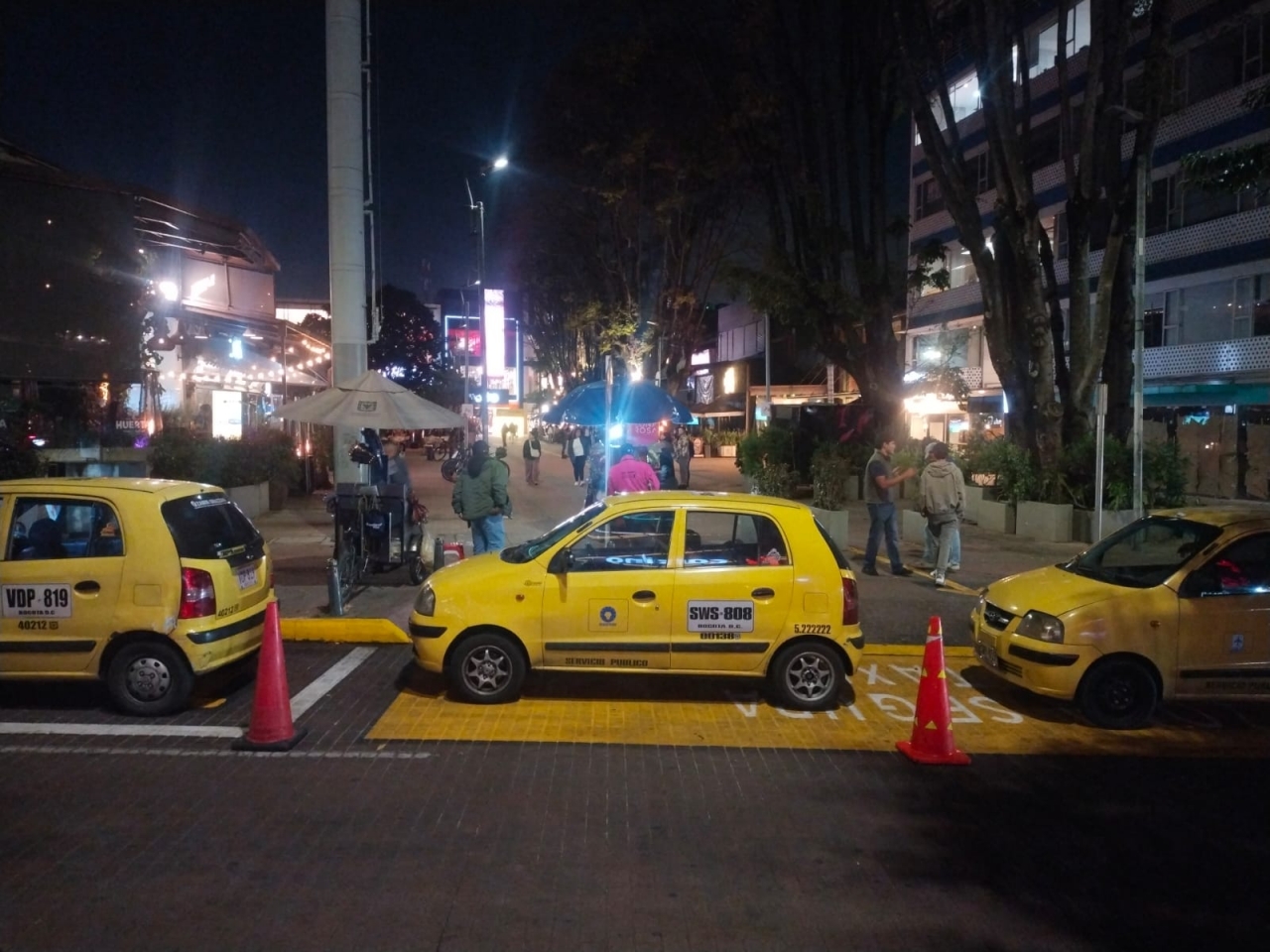 Zona segura de taxis ubicada en la calle 84A en la Zona T.|||