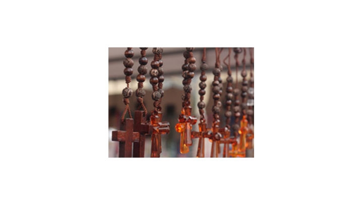 En la Semana mayor tambi&eacute;n tienen gran importancia elementos religiosos, como los cirios blancos y los rosarios.