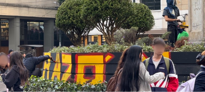 Alrededor de 30 universitarios participaron en la pintada del mural frente a la universidad del Rosario el pasado 26 de febrero con el mensaje &lsquo;Las cuchas ten&iacute;an raz&oacute;n&rsquo;.