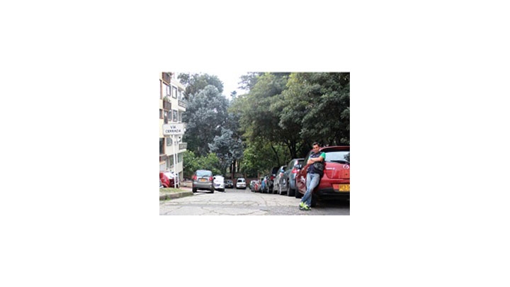 Parqueadero clandestino en v&iacute;a cerrada.