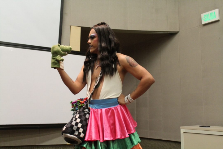 D&eacute;gel durante un performance sobre amor propio en la Universidad Jorge Tadeo Lozano.