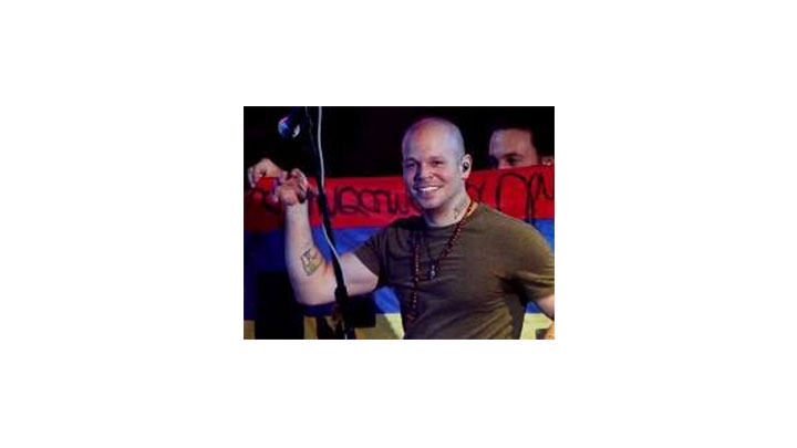 El vocalista de la agrupaci&oacute;n Calle 13 saluda a su p&uacute;blico en el Concierto de la Esperanza; evento que se adelant&oacute; en la Plaza de Bolivar de Bogot&aacute; el jueves 15 de Mayo.