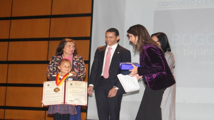 De derecha a izquierda est&aacute;n presentes: Saira Aguilera, ganadora de La medalla de la Orden al M&eacute;rito Literario Don Quijote de La Mancha; Ruth Albarrac&iacute;n, profesora del colegio Agust&iacute;n Fern&aacute;ndez; Daniel Andr&eacute;s Palacios, presidente del Consejo de Bogot&aacute; y Mar&iacute;a Victoria &Aacute;ngulo, secretaria de Educaci&oacute;n.