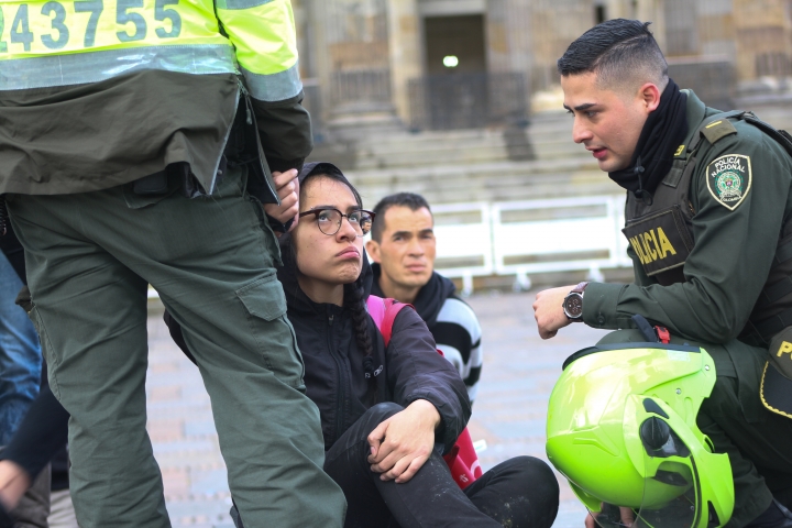 Polic&iacute;a toma medidas contra la joven que intent&oacute; vestir la estatua de Sim&oacute;n Bol&iacute;var como ama de casa. Foto: Juliana Oyuela