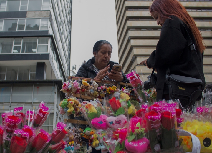 Yolanda vendiendo flores el D&iacute;a de la Mujer. Normalmente vende ropa en San Victorino. Foto: Kimberly Vega