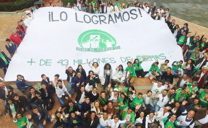 Finaliza la recolecci&oacute;n de firmas. Foto tomada del Twitter de Ang&eacute;lca Lozano