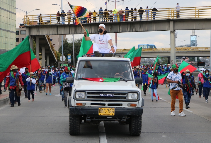 La minga marcha pac&iacute;ficamente por las calles de Bogot&aacute;
