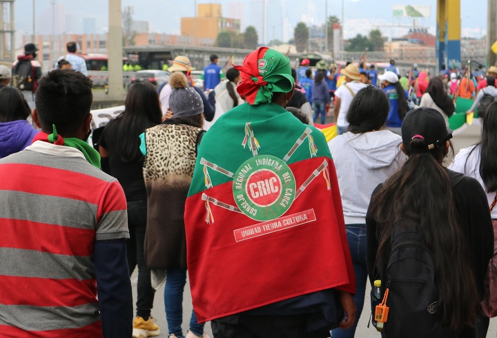 La minga marcha pac&iacute;ficamente por las calles de Bogot&aacute;