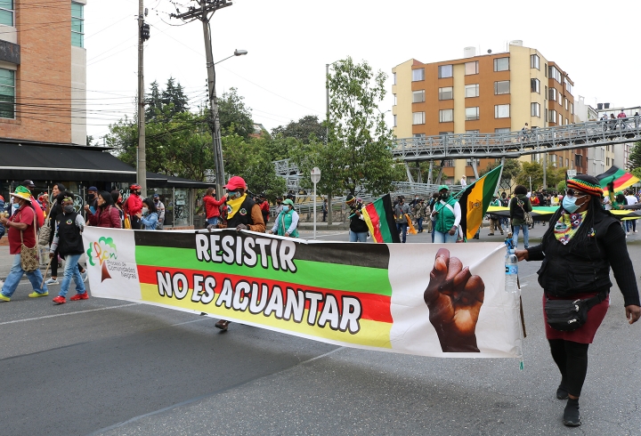 La minga marcha pac&iacute;ficamente por las calles de Bogot&aacute;