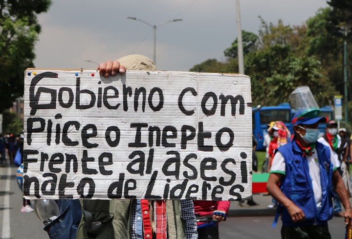 La minga marcha pac&iacute;ficamente por las calles de Bogot&aacute;