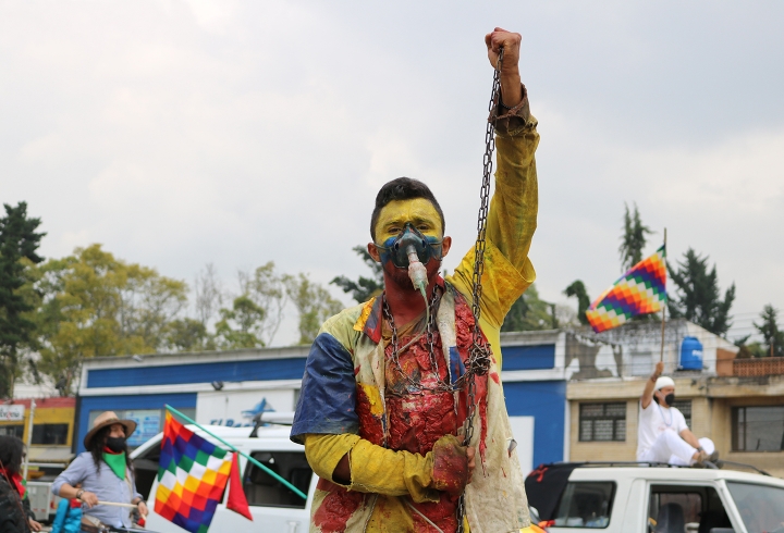 La minga marcha pac&iacute;ficamente por las calles de Bogot&aacute;