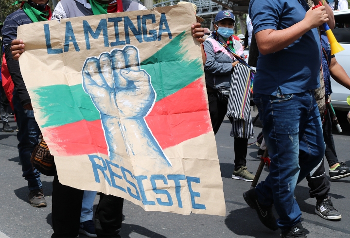La minga marcha pac&iacute;ficamente por las calles de Bogot&aacute;