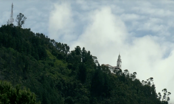Monserrate, construcci&oacute;n &iacute;cono de los cerros Orientales de Bogot&aacute;.