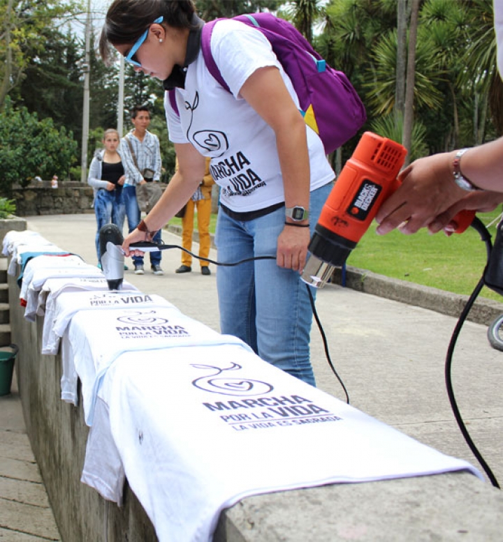Es necesario que la pintura quede bien seca para evitar manchas en la camiseta. Para eso se utiliz&oacute; un secador y una pistola industrial de aire caliente.