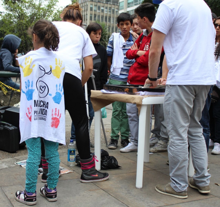 Peque&ntilde;os y grandes ayudaron con el estampado de las camisetas.