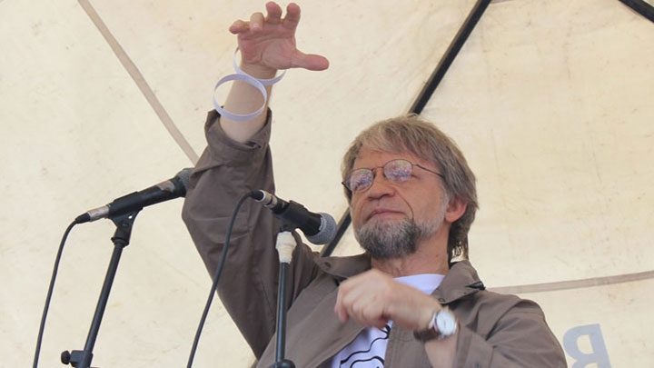 El ex Alcalde de Bogot&aacute; hizo el acto simb&oacute;lico de ponerse esposas falsas en sus manos.