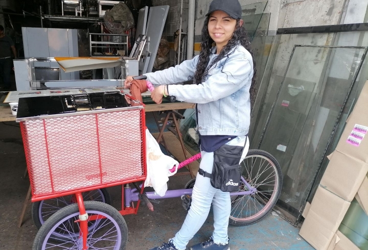 Carolina Osorio, mujer venezolana, trabaja de manera informal en la Avenida Boyac&aacute;, Bogot&aacute; D.C. Marzo 25 de 2022. Hora 3:00 pm.