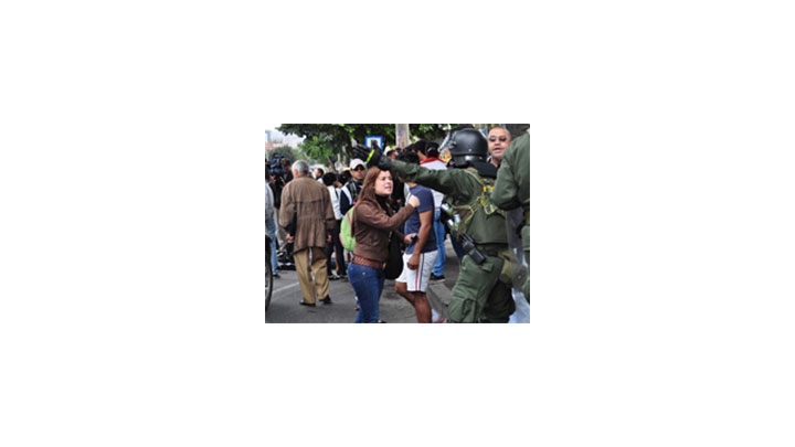 Joven discute con polic&iacute;a