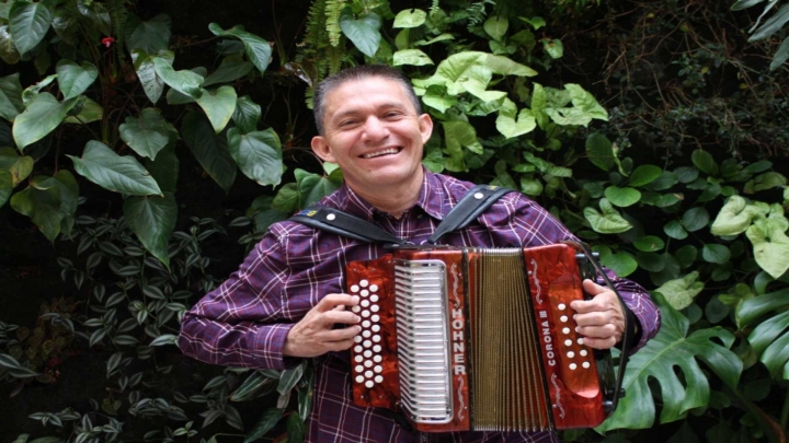 Beto, en un principio, escond&iacute;a su amor por el vallenato debido a que sus padres eran evang&eacute;licos y no estaban de acuerdo.