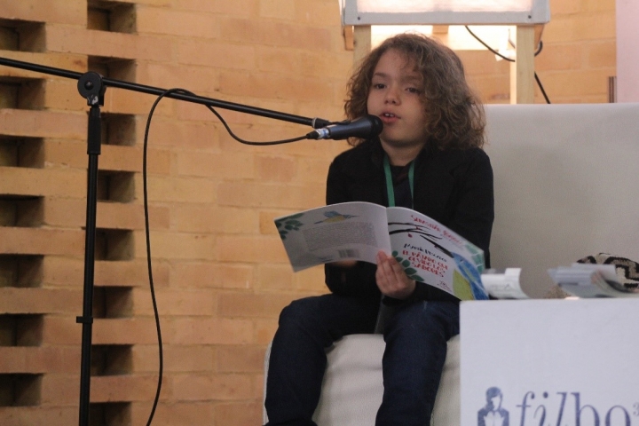 Sebasti&aacute;n Barros ley&oacute; su cuento al p&uacute;blico durante la presentaci&oacute;n. Foto por: Silvia Bayona