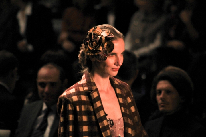 Los estampados a cuadros y los detalles en dorado fueron elementos esenciales de la colecci&oacute;n.