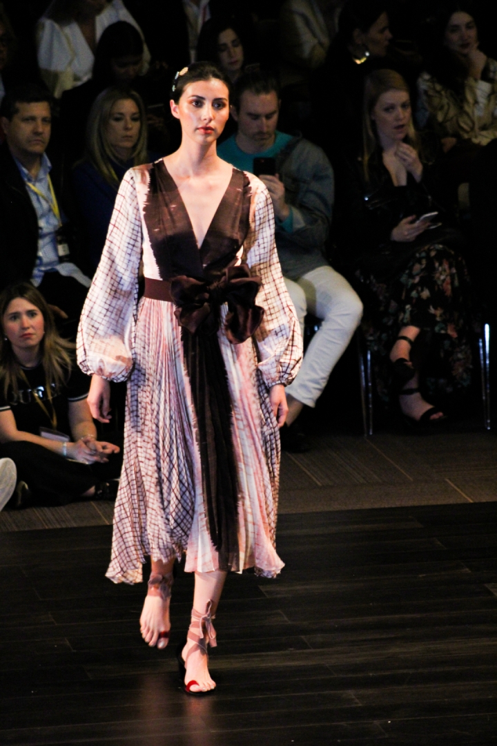 La dise&ntilde;adora explic&oacute; durante la conferencia que ella combina los estampados no de acuerdo a un m&eacute;todo o norma establecida, sino que se arriesga probando hasta que le gusta lo que ve, "esto se logra con la experiencia".