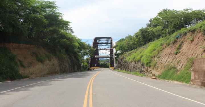 Un puente color cobrizo rodeado de &aacute;rboles a la ribera del r&iacute;o Bogot&aacute; da acceso a este municipio ubicado a cuatro horas de Bogot&aacute;.