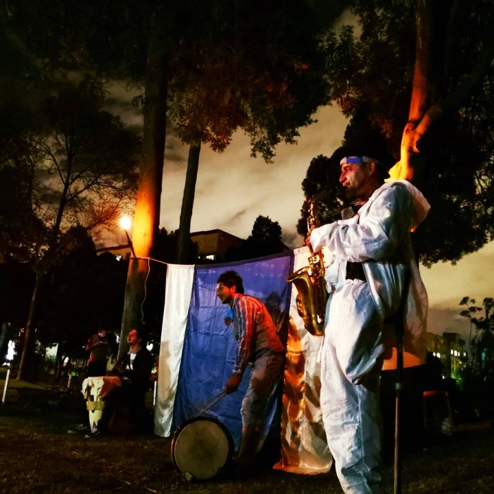 Los s&aacute;bados por las noches los j&oacute;venes realizan presentaciones art&iacute;sticas