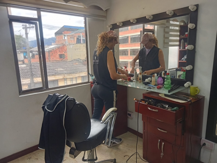 Para Shantal, arreglar mujeres en su sal&oacute;n es como jugar con mu&ntilde;ecas