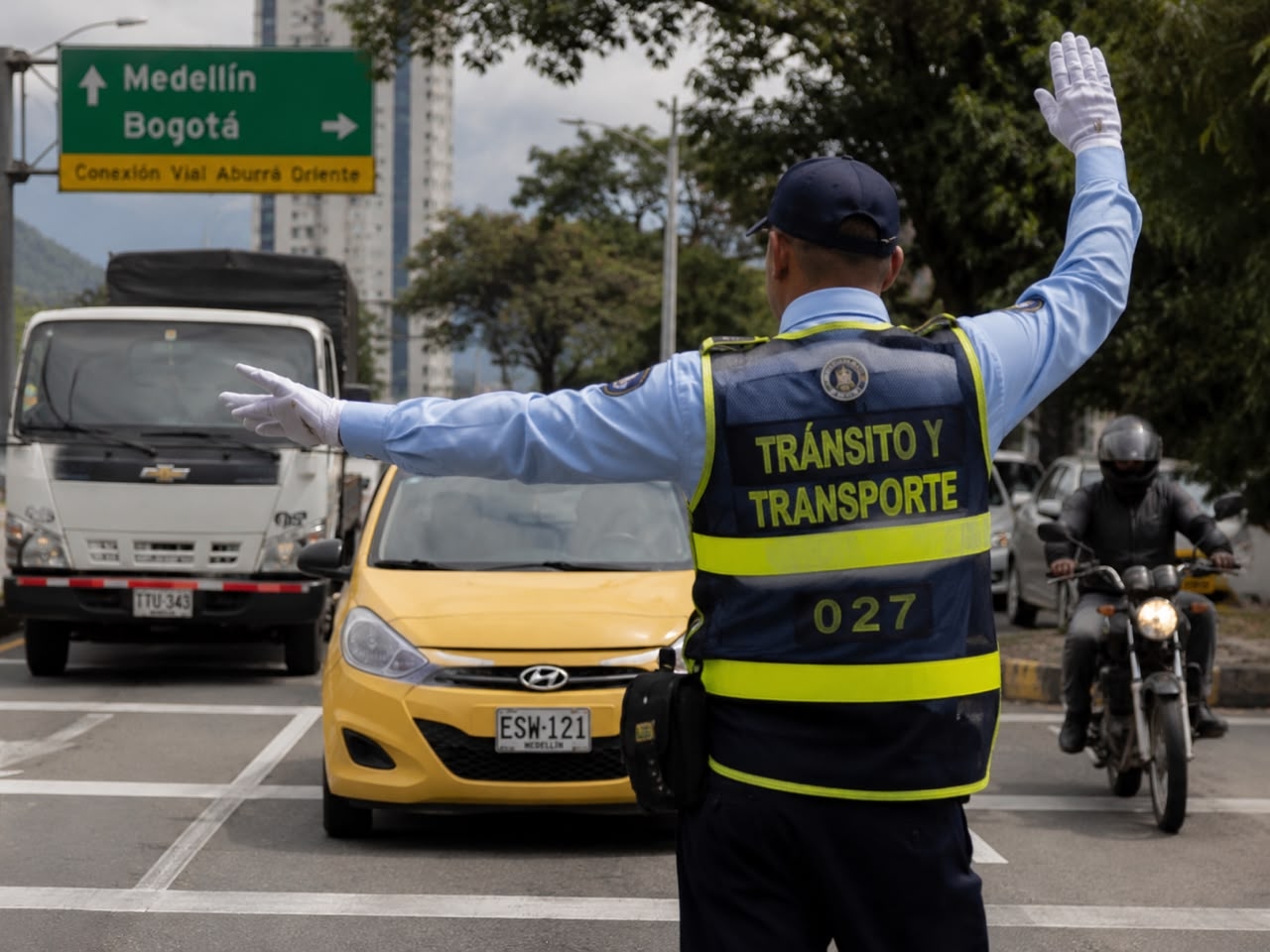 Agente de transito ejerciendo su labor|||