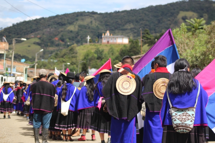 J&oacute;venes Misak marchando