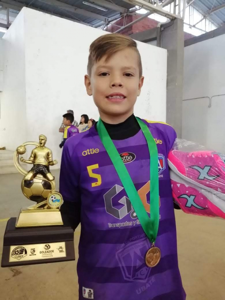 Daniel con un trofeo de goleador