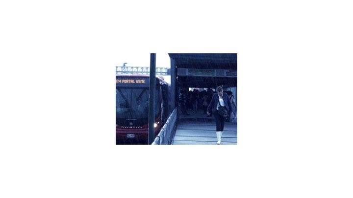 Seg&uacute;n el IDU los puentes de las estaciones del Transmilenio estan protegidos de posibles descargas el&eacute;ctricas.