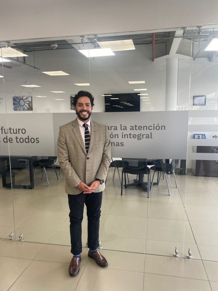 John Vladimir Ramos en su oficina dentro de la Unidad de V&iacute;ctimas