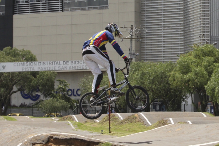 Este truco es conocido como el Bunny Hop, es un salto b&aacute;sico de BMX en donde se eleva el manillar y luego se empuja hacia delante mientras se recogen los pies para dejar que la bicicleta suba.