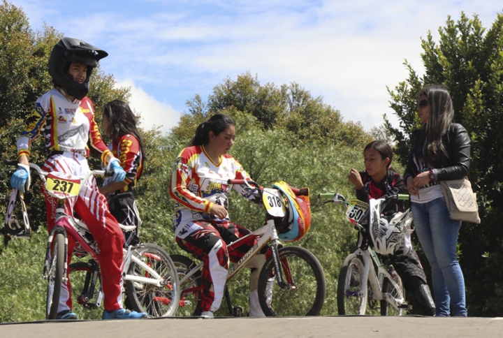 Grupo &eacute;lite femenino 2015 se prepara para iniciar las carreras de cronometraje.