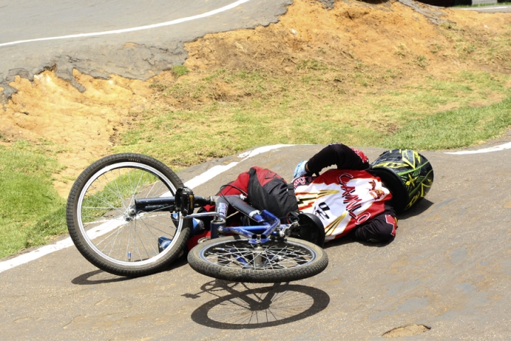 Integrante de la categor&iacute;a pre-infantil interrumpi&oacute; su carrera por ca&iacute;da al tomar una curva cerrada. Fue atendido inmediatamente por los param&eacute;dicos presentes en el evento.