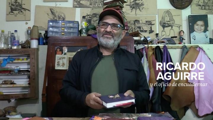 Ricardo Aguirre en su oficina, dentro del taller, rodeado de los objetos que lo acompa&ntilde;an a encuadernar.