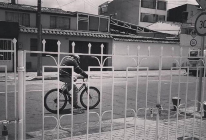 Las calles vac&iacute;as, la soledad, el silencio, el recogimiento obligatorio. La situaci&oacute;n propici&oacute; ambientes inimaginables. Como era de esperarse, la Semana Santa no fue la excepci&oacute;n. No hubo procesi&oacute;n ni otros cultos propios para estos d&iacute;as. Lo &uacute;nico fue, aferrarse a la fe de poder volver a la normalidad pronto y afrontar la coyuntura con resiliencia. Detr&aacute;s de las rejas se ve a un hombre cabizbajo en bicicleta.