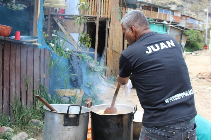 La organizaci&oacute;n ofrece comida a familias desplazadas por la violencia en Colombia, que ante la falta de una vivienda digna han tenido que vivir en invasiones como Brisas del Volador, Alpes y La 14