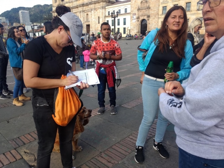 Ciudadana firmando el Derecho de Petici&oacute;n