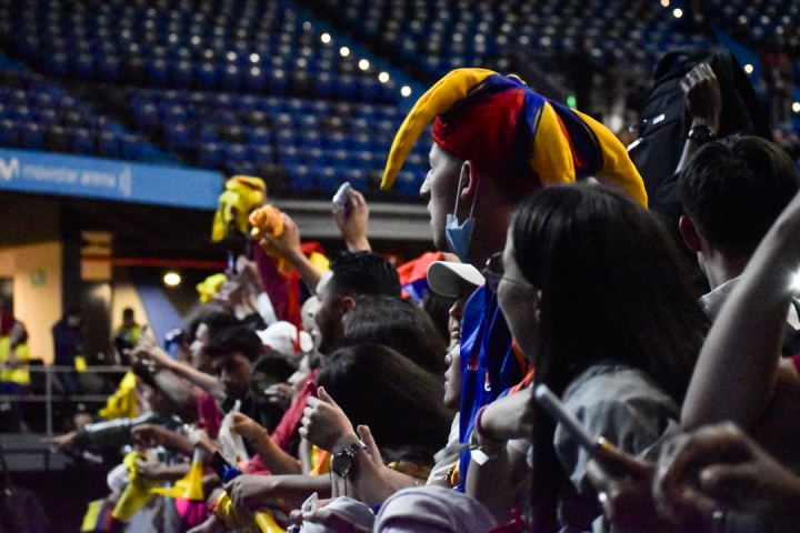 P&uacute;blico esperando a que les firmen sus objetos