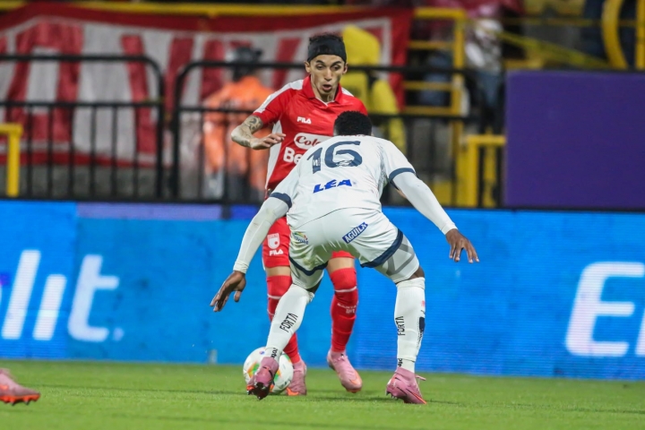Omar Frasica entr&oacute; en el segundo tiempo del partido