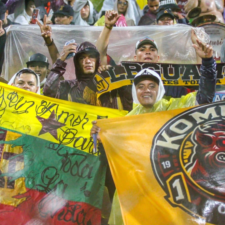 Los hinchas de ambos equipos no pararon de alentar a pesar del agua y el fr&iacute;o