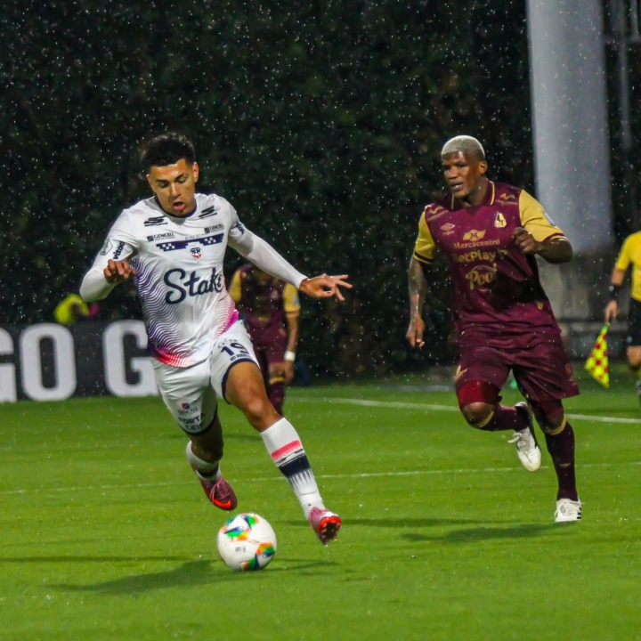 La lluvia no ces&oacute; en gran parte del encuentro