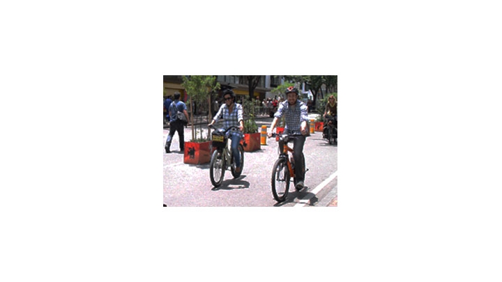 Ciclistas se movilizan por el carril 'Bici S&eacute;ptima', muy cerca de la Plaza de Bol&iacute;var, en el centro de Bogot&aacute;.